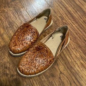 Women’s huaraches size between 5.5-6